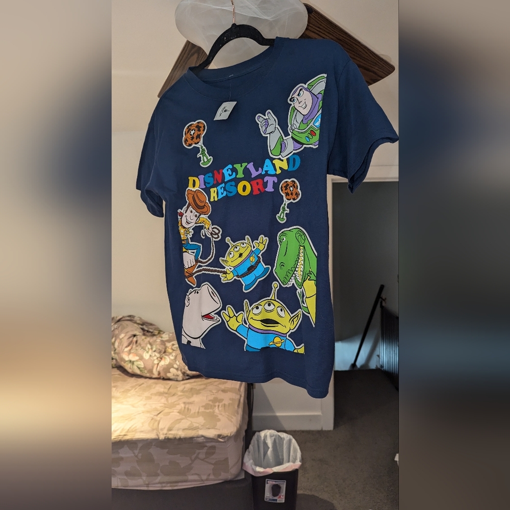 Disneyland resort Navy t-shirt size large toy story